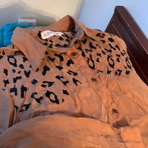 Beautiful vintage retro Action wear silk shirt brown cheetah print great cond.